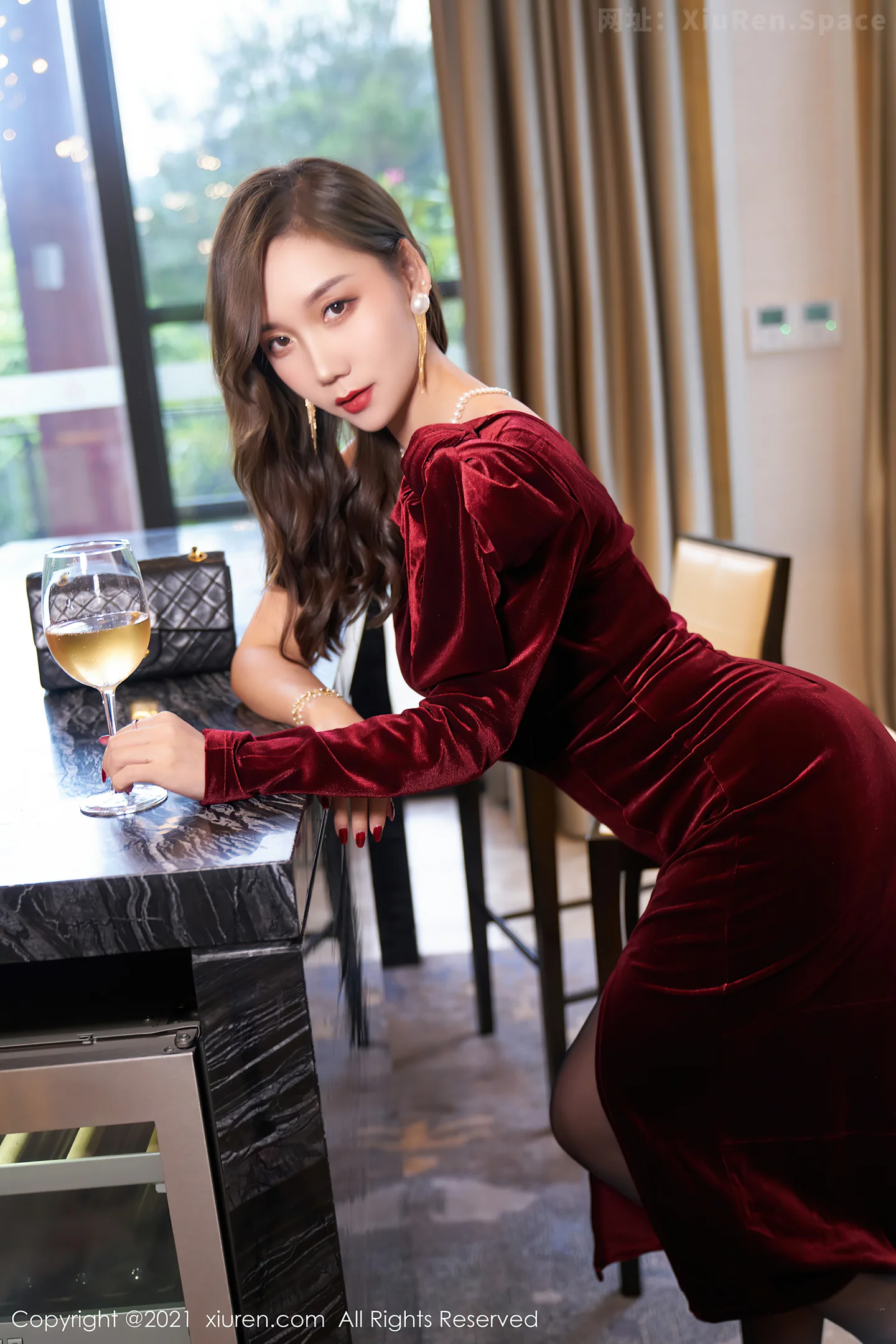 图片[2]-[XiuRen秀人网]VOL.3807 模特艾静香大理旅拍猩红华丽礼裙配黑丝吊袜秀翘臀撩人诱惑写真60P-秀人网官方网站